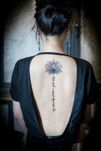 女子后背莲花纹身图案