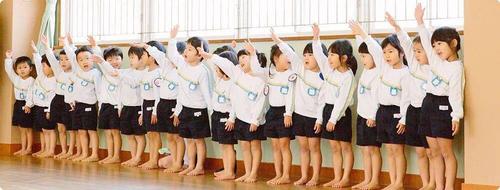 光着脚并不会受凉日本人为何从小鼓励小朋友赤脚走路孩子光脚有哪些