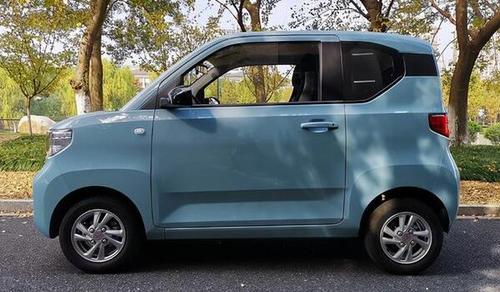 ev,是一款价格十分便宜的代步电动车,外观和面包车十分相似,比面包车