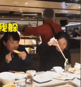 小哥秀拉面神技 华丽转身面条糊上客人脸
