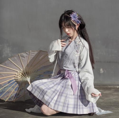 有一个小姐姐发了一组图片,图里的小姐姐以上半身汉服,下半身jk的新