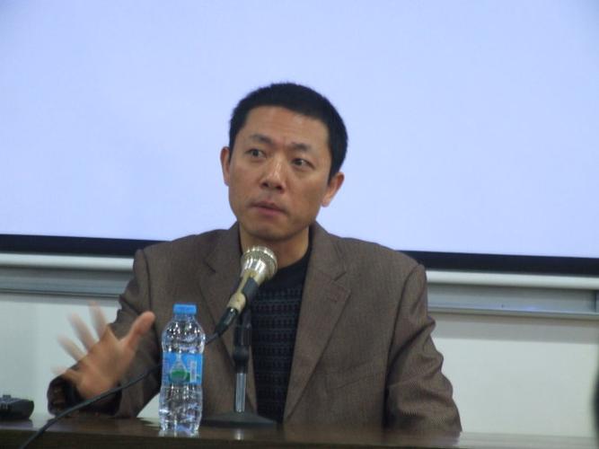 罗剑老师代表华侨城中学高三备课组发言