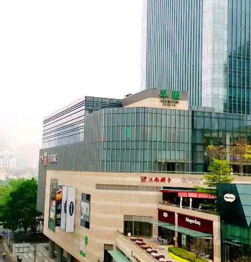 一个很有特点的购物中心 首先是大 另外是延伸广  华强北九方购物中心