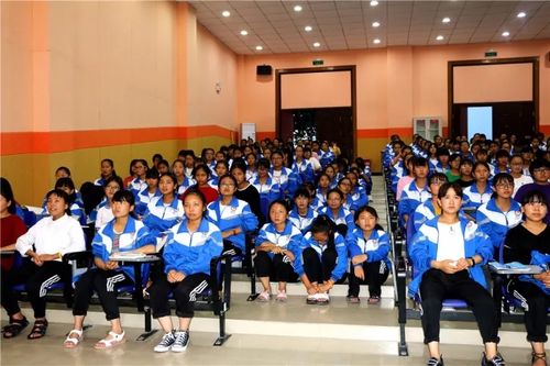 学习健康知识 促进身心发展——梁河一中举办青春期健康知识教育专题