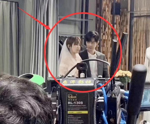 杨紫肖战婚纱路透曝光,肖战深情拥抱紫妹,却将其粉底液蹭掉