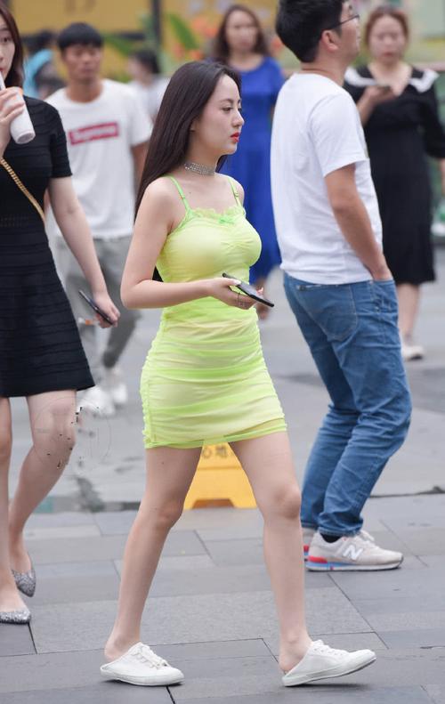 街拍:美女穿吊带薄纱裙,看着很"旺夫"