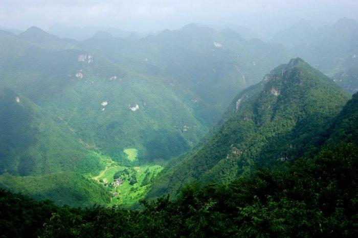 经贵州而北入四川綦江,海拔1300—1500米,在贵州境内的最高峰1661米