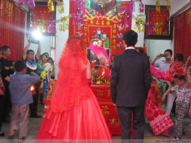 姐姐结婚,拜堂时,我直接过去抽了新郎一耳光,姐姐的婚礼也完了