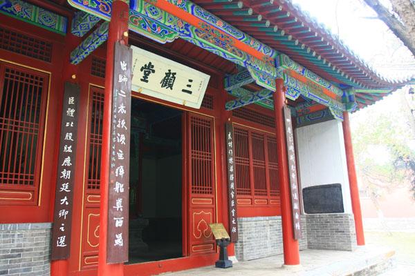 草庐前面,是刘备 a target="_blank" href="/item/三顾茅庐/147054"