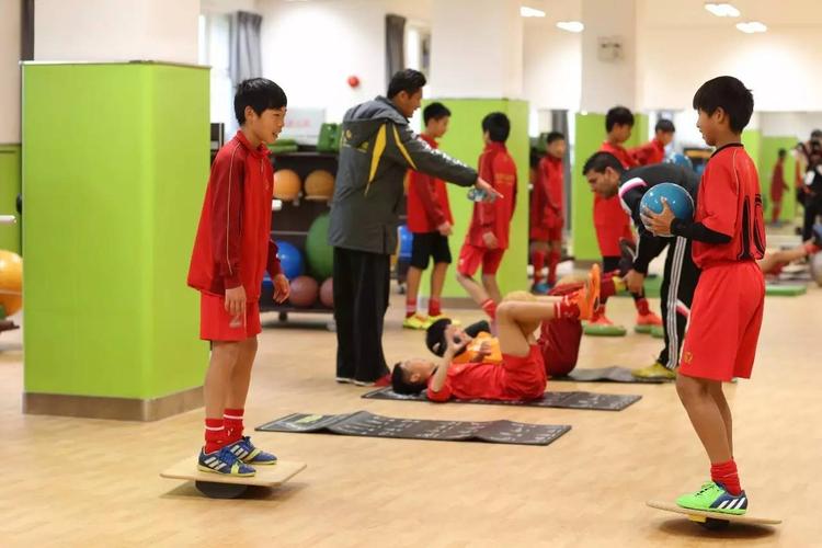 恒大足校小球员们正在做体能测试