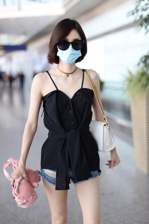 王丽坤穿得太清凉了吊带背心配热裤绑带修饰迷你腰线