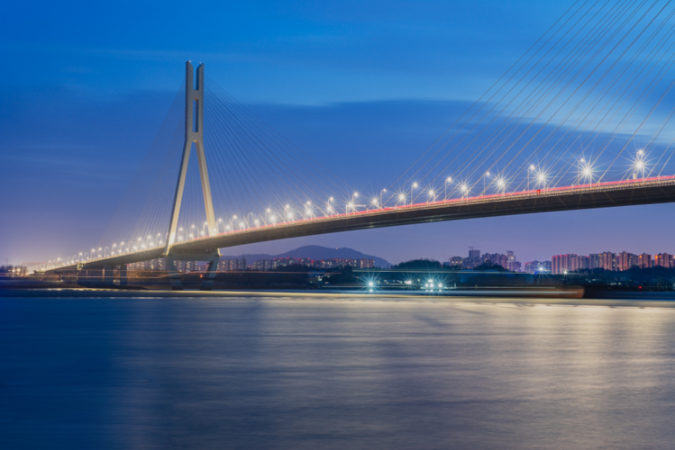 相比自带光环的大桥,南京长江二桥要低调得多.