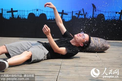 杭州大学新生举行奇葩装死大赛现场奇招百出