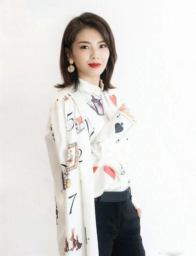 刘涛年纪越大越迷人了穿扑克衬衫配红唇御姐气质拿捏得超到位