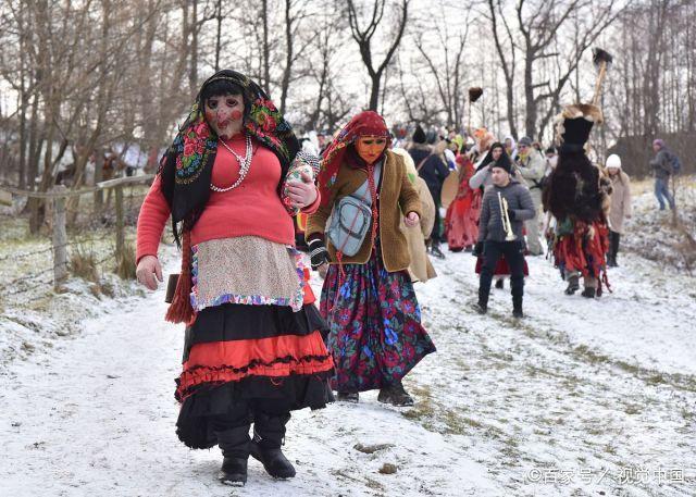 乌克兰:庆祝传统冬季节日,干草制成衣服画风奇特!