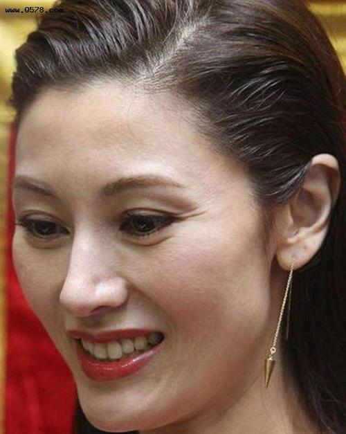 18岁被李嘉诚带回家抢走赌王的女婿年老色衰的李嘉欣现在如何