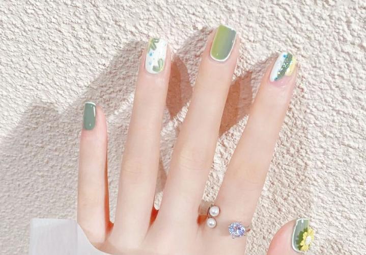 夏季显白绿色系渐变小花法式最新美甲图