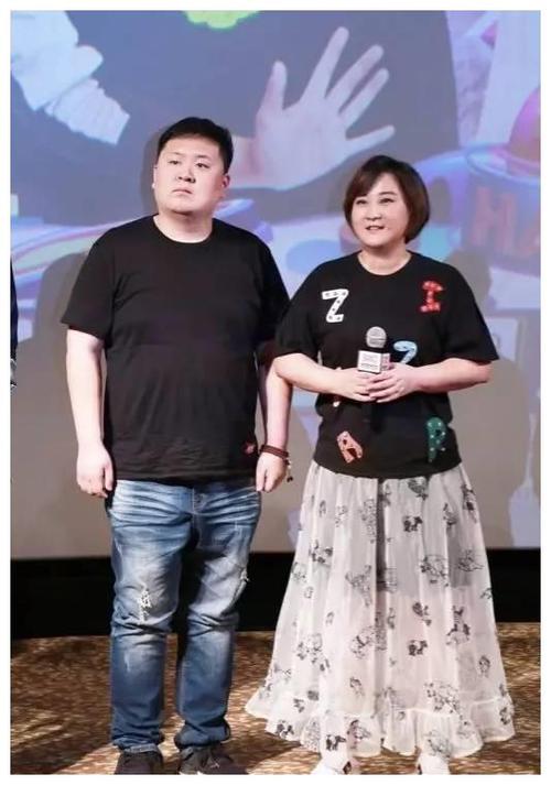 在这幅素描中,观众中有三个相对陌生的演员,一个是徐俊聪,他扮演贾玲