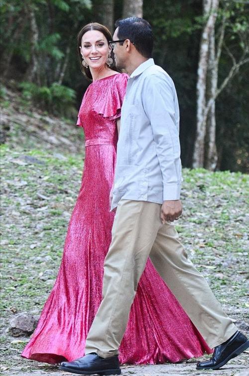 苏菲王妃闪耀加勒比海穿红裙亮相比凯特还美难怪女王这么宠她