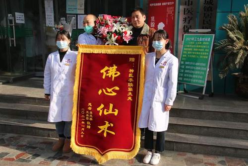 手捧鲜花患者连送两面锦旗感谢医生医术高超