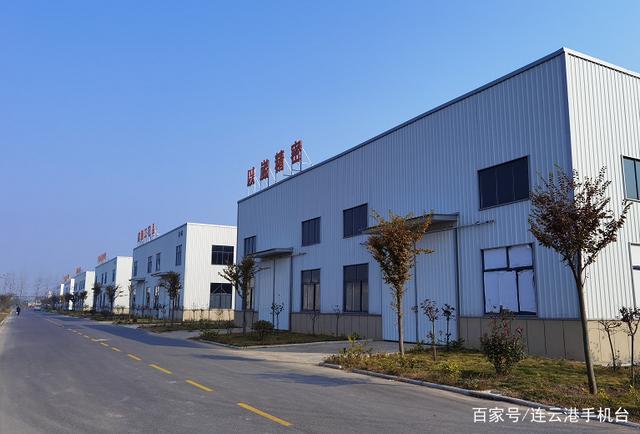 "在江苏省连云港市灌南县百禄镇工业园区,返乡创业人员王华指着两排