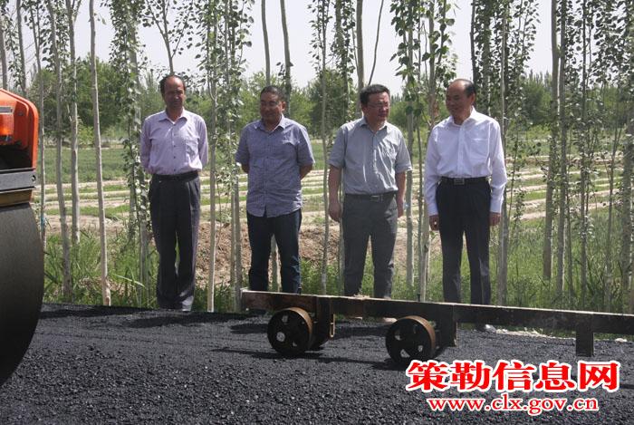 策勒县达玛沟乡调研重点农村公路建设情况,相关部门主要领导陪同调研