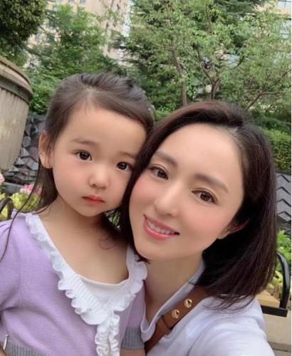 高云翔女儿表情丰富终于笑了!这是见爸爸了?