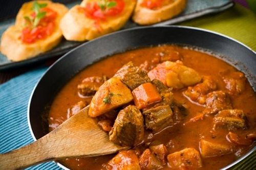 在中国土豆炖牛肉已经成为家常菜,但这道菜是来自于匈牙利.