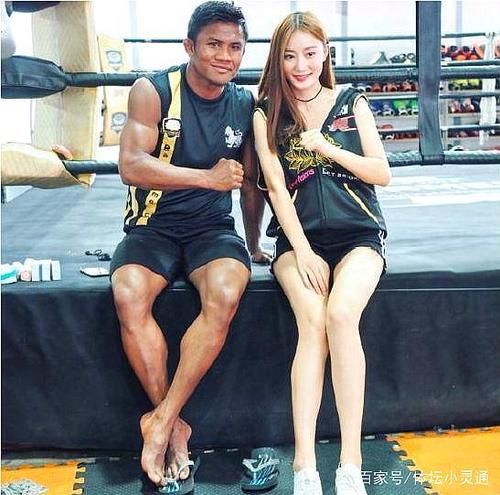 播求和几个女粉丝的合影,从照片来看,女粉丝要么非常漂亮,要么身材非