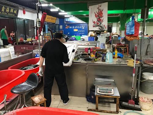 手机拍,菜市场卖鱼师傅爱画国画