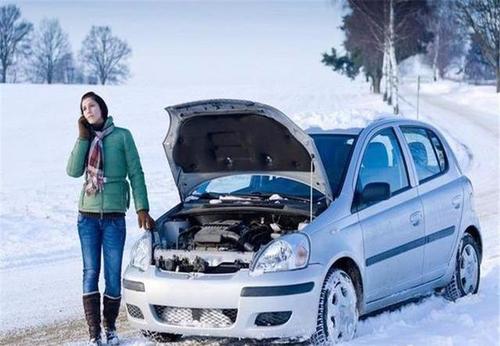 冬天启动汽车要先热车?老司机:车都快拉缸了,心里没点数吗?