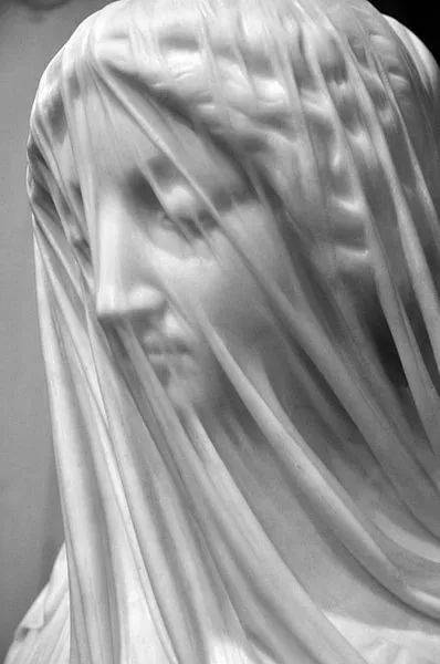 大理石雕塑之美:蒙着面纱的女人