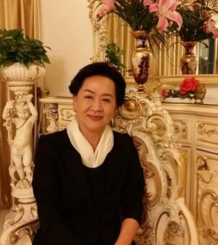 洪金梅是已故粤剧大师邓永祥的第四任妻子,为邓永祥生下邓兆尊,邓兆荣