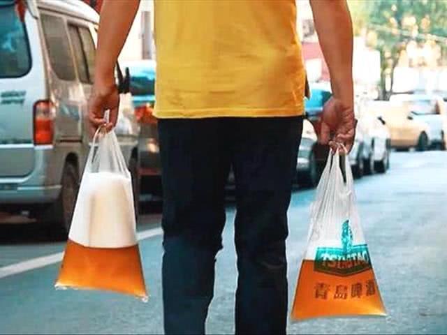 青岛人买啤酒,为什么用塑料袋装回家?看完恍然大悟!