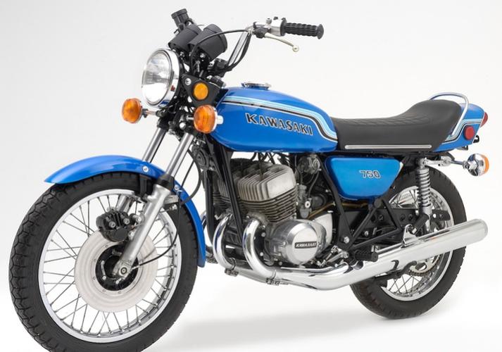 下图:搭载风冷两冲程直列三汽缸发动机的 kawasaki 1971" kh 750ss