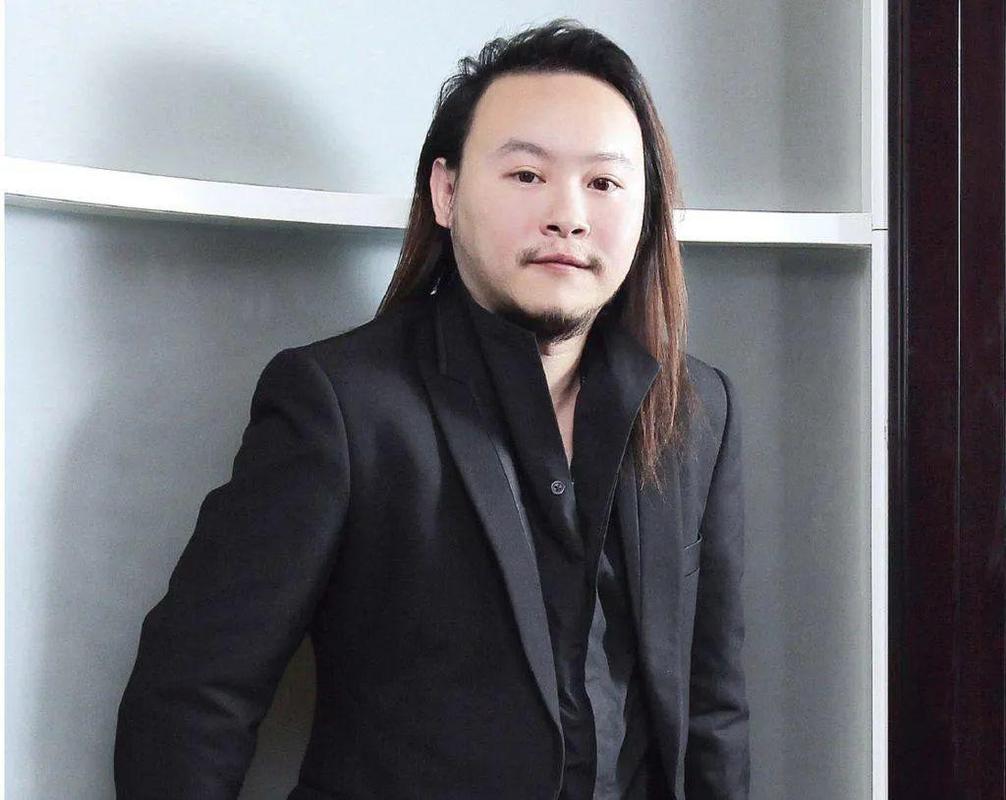 原创一个香港骗子伪装4年骗了明星富豪4个亿这个人性弱点值得我们警惕