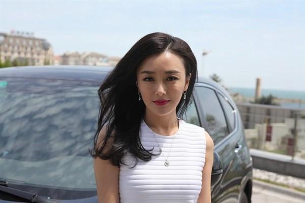 【图】秦岚性感短裙秀美腿 感情生活惹人议