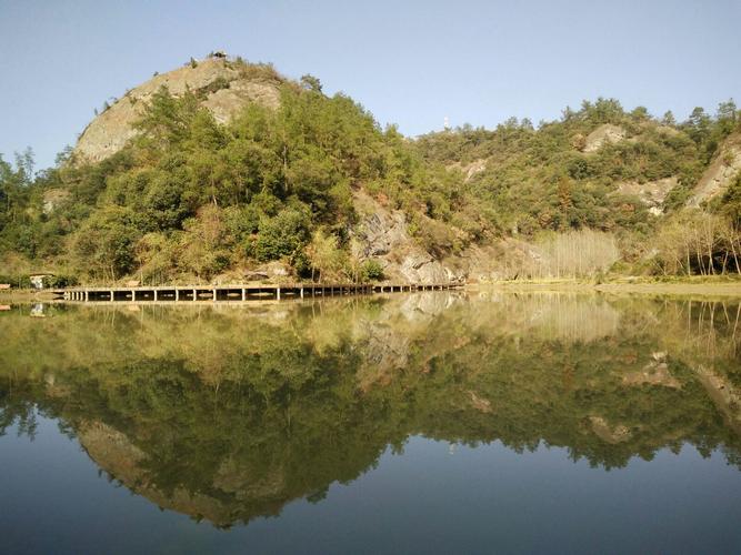 金家湾景区位于湖北远安县花林寺镇,距县城约15公里.