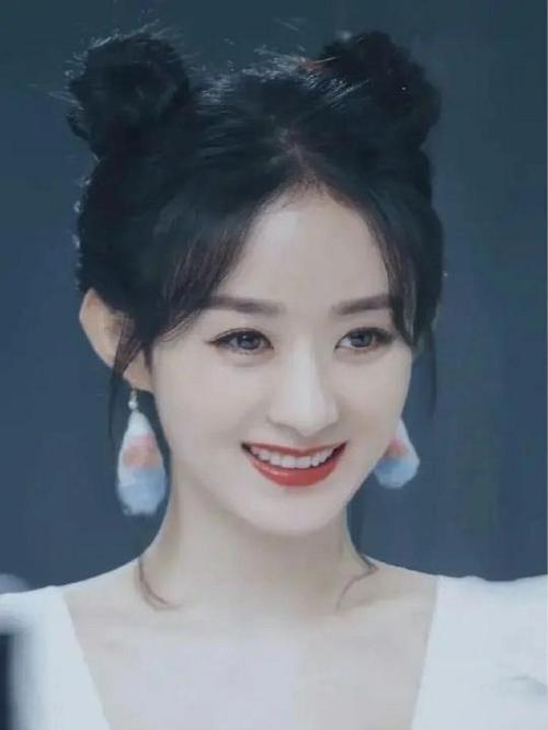 明星的高双丸子头,赵丽颖温柔可爱很是甜美,她的简直不要太酷炫