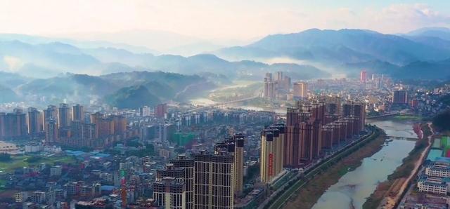 很多人会认为县城也是最大的,甚至认为黎平县城比其他县市大出2倍或者