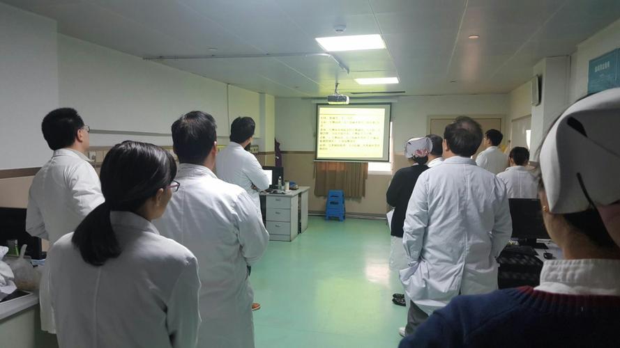 早上八点,所有人都在开会,可是,谁是医生,谁是护士呢  (ー_ー)!