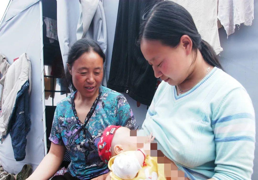 宝妈喂奶时,亲人还不懂回避怎么办?教你几个巧化尴尬的"门道"