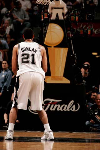 图文马刺对阵活塞邓肯场上罚篮