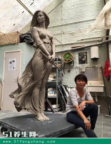 女艺术家雕塑作品栩栩如生太逼真,网友称赞她为女娲再世