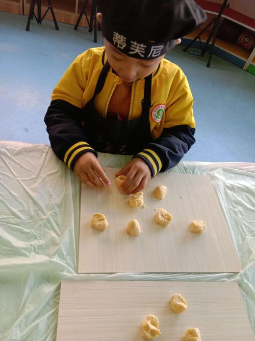 林州市世纪花园幼儿园特色烘焙课程——蓝莓饼干