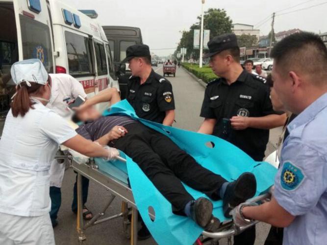 暖心!男子受伤倒地 曲阜特警为其撑伞等待120救援