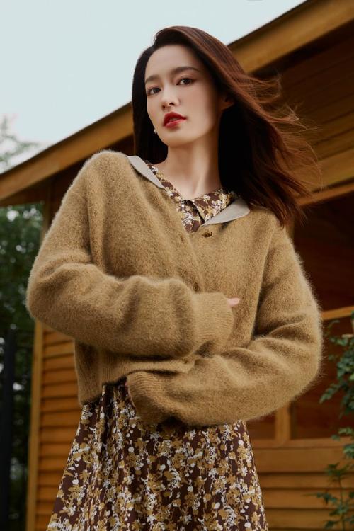 李沁初冬街头氛围写真##李沁冬日街头暖阳大片