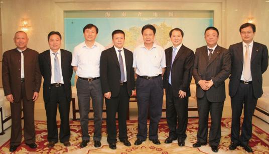 左起:原上海市对外经济贸易委员会主任潘龙清;携程旅行网ceo范敏;海南