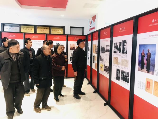 江苏苏州:伟大开端——中国共产党创建历史图片展走进吴中区临湖镇湖