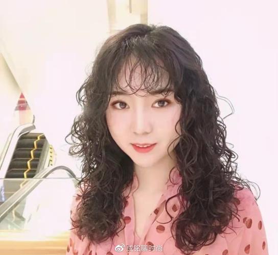 中长款的烫发发型还是全头烫最流行发量多,发质粗硬的妹子,可以选择